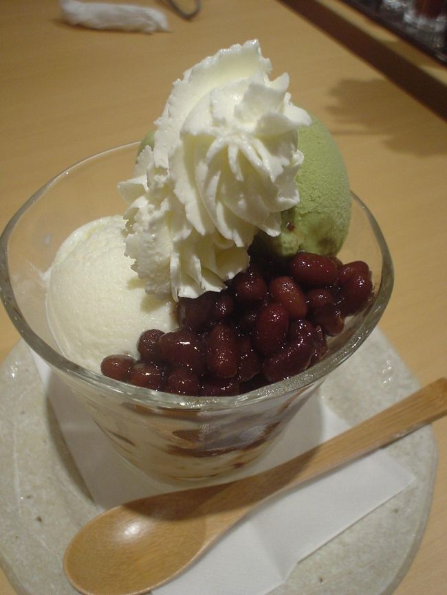 宿に着き、夕飯！<br /><br />大戸屋で！沖縄料理にしようと思っても<br />観光地だから高い〜！<br /><br />普通に夕飯したいから大戸屋。<br />うまかった！<br /><br />今日の宿は<br />「ドミトリー沖縄」一泊1000円。<br />（男女別ドミトリー）<br />個室は1800円/1人<br />　　　3500円/2人<br />　　　6000円/3人<br /><br /><br />きれい出はないけど<br />オーナーさんの明るさが<br />なかなか良い雰囲気を出してます。<br /><br />長期に渡り住んでる人がいて、<br />家みたいな感じです。<br /><br />