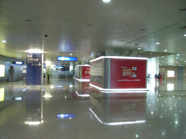 経由地の上海です。<br />乗り換え専用のターミナルなのでしょうか<br />人が乗り換え客以外だれもいませんでした。
