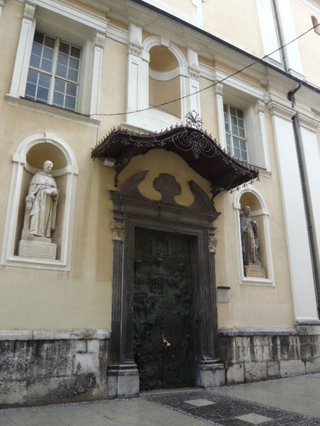 ←◆『リュブリアナの大聖堂♪』 <br /><br />前回は修復中で覗いたとたんに<br /><br />この扉を閉められたんで(TｏT)