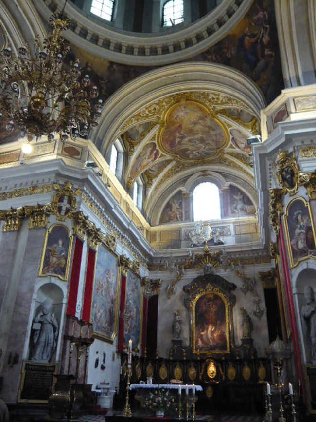 ←◆『大聖堂の内部は♪』 <br /><br />ホントに外観から想像できない<br /><br />内部はこんなに豪華絢爛でした