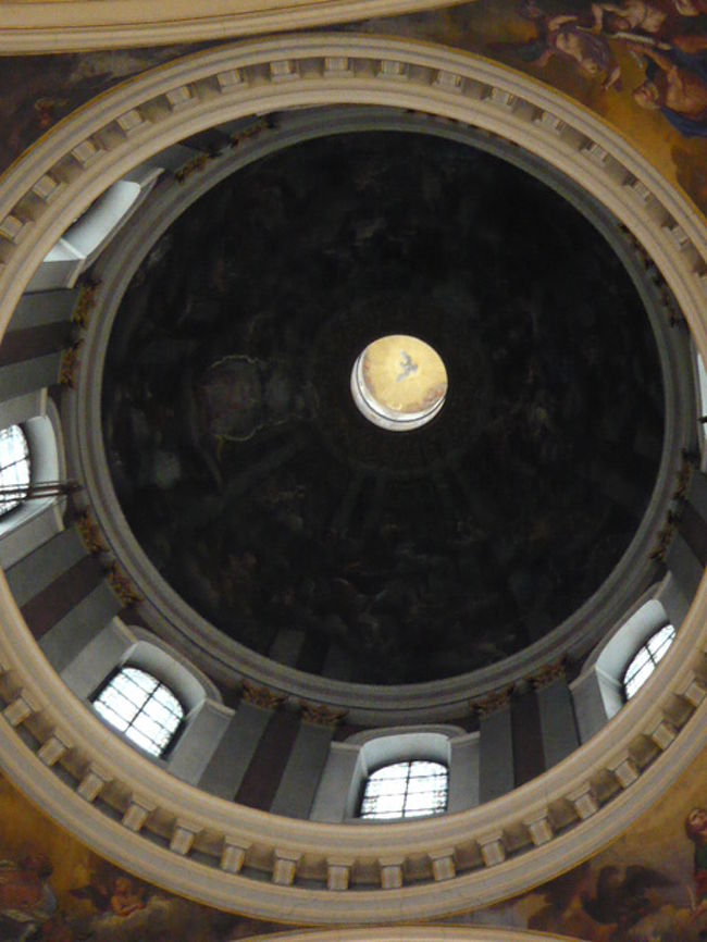 ←◆『大聖堂の内部は♪』 <br /><br />天井のドームは少し暗いけど<br /><br />真ん中に飛翔する鳥が見える