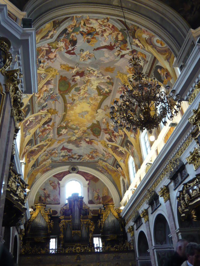 ←◆『大聖堂の内部は♪』 <br /><br />裏側はお決りのパイプオルガン