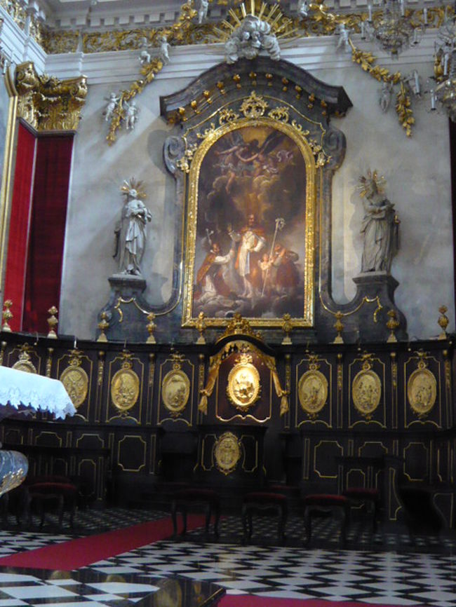 ←◆『大聖堂の内部は♪』 <br /><br />ここにはイスが並んでますね