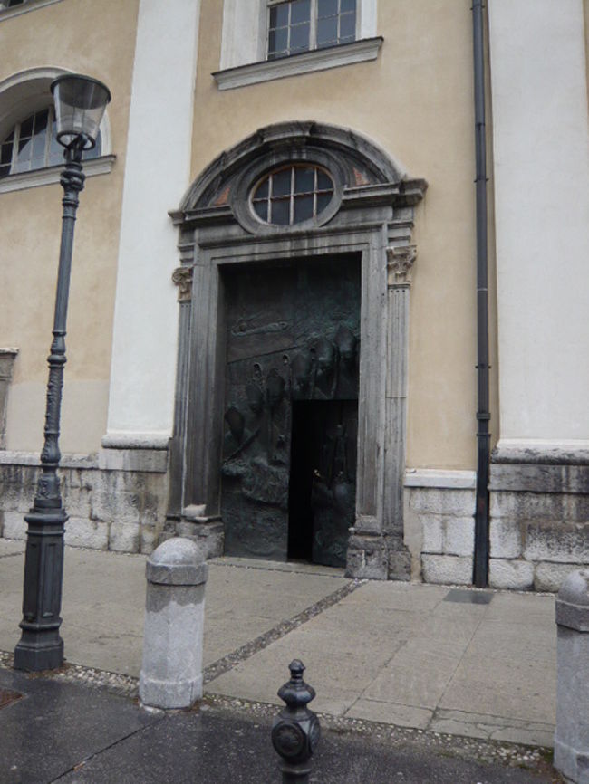 ←◆『大聖堂の扉は♪』 <br /><br />何と云ってもここは扉が独特です