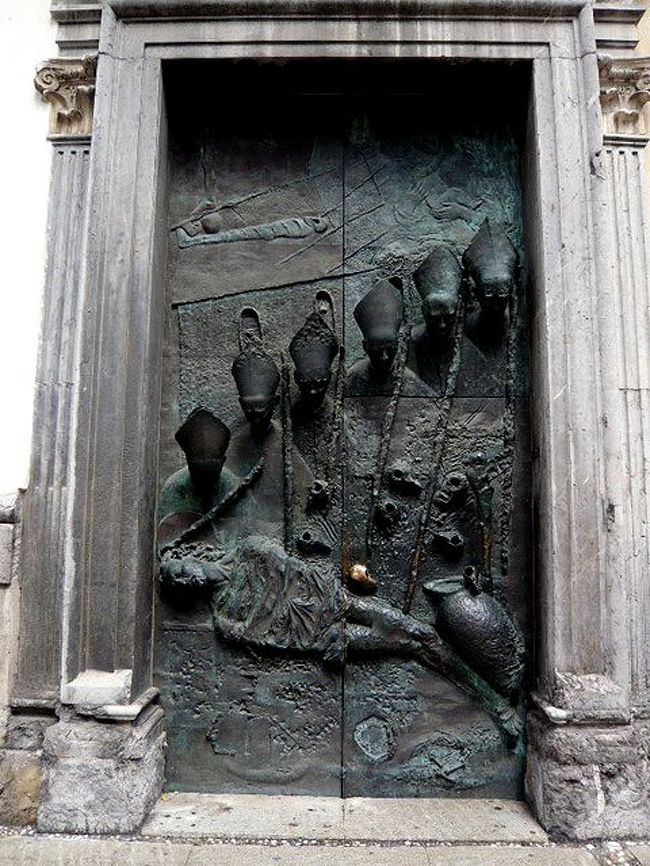 ←◆『大聖堂の扉は♪』 <br /><br />アップにするとこんな感じで<br /><br />何を意味しているんでしょう