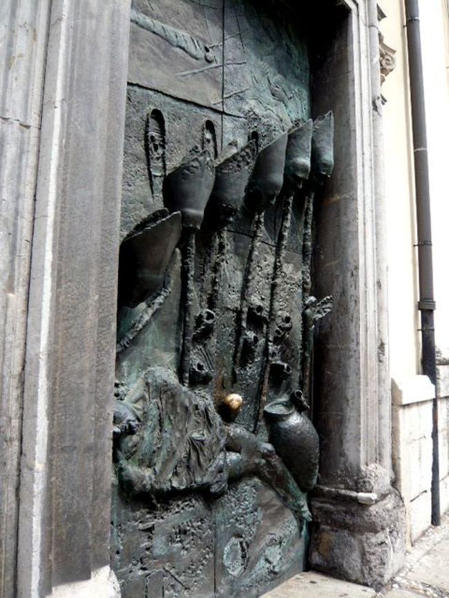 ←◆『大聖堂の扉は♪』<br /><br />ちょっと斜めから撮ったら<br /><br />こんな風にデコラティブ！