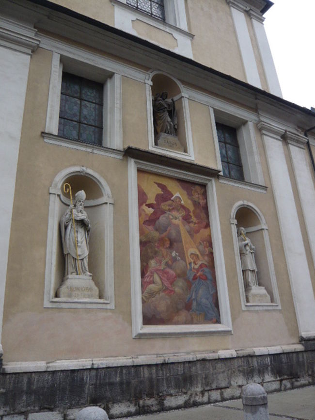 ←◆『大聖堂の外側は♪』<br /><br />外側の壁にも素敵な絵がある