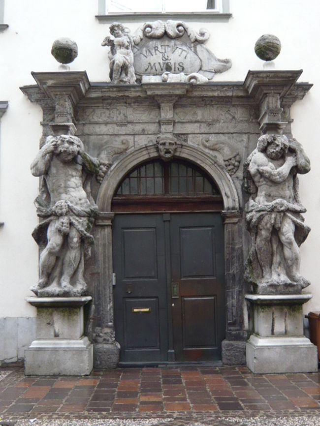 ←◆『大聖堂の外側は♪』<br /><br />隣の建物も入口は立派でした