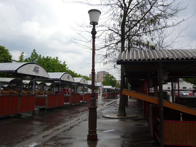 ←◆『大聖堂外の市場の広場♪』<br /><br />さすがに雨で市場もやってなかった