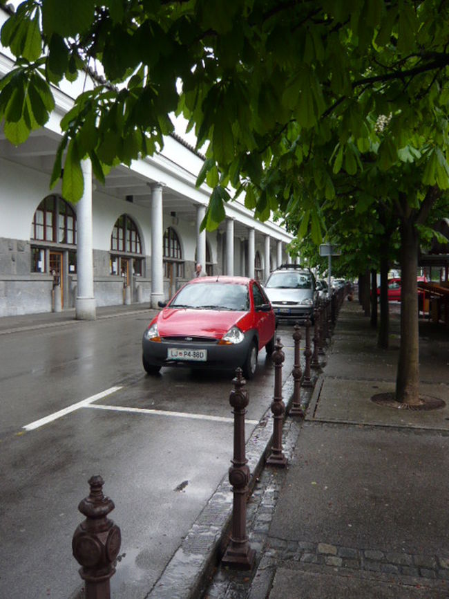 ←◆『川沿いを歩いて♪』<br /><br />川沿いはアーケードになってる<br /><br />なので雨を避けて、あちら側へ<br /><br />