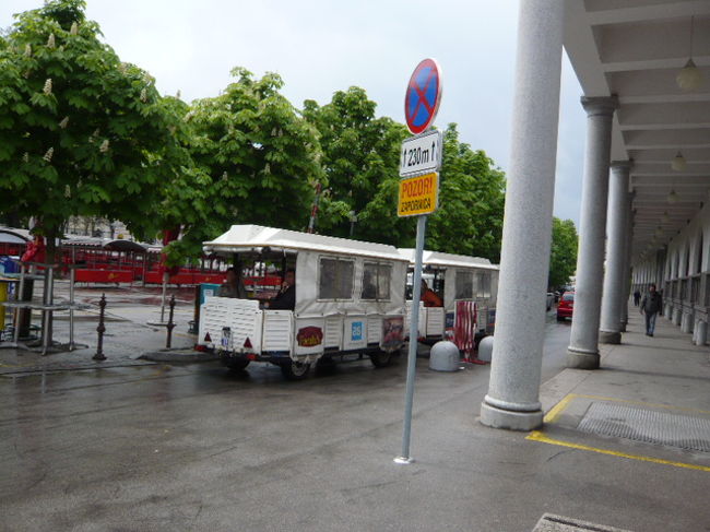 ←◆『川沿いを歩いて♪』<br /><br />雨の中ミニトレインが走ってた