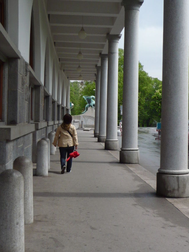 ←◆『川沿いを歩いて♪』<br /><br />アーケードの先にドラゴンが