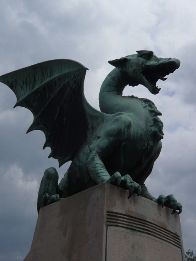 ←◆『竜の橋のドラゴン♪』<br /><br />がぉ〜、という感じでしょうか<br /><br />空は今にも稲光りそうでしたよ