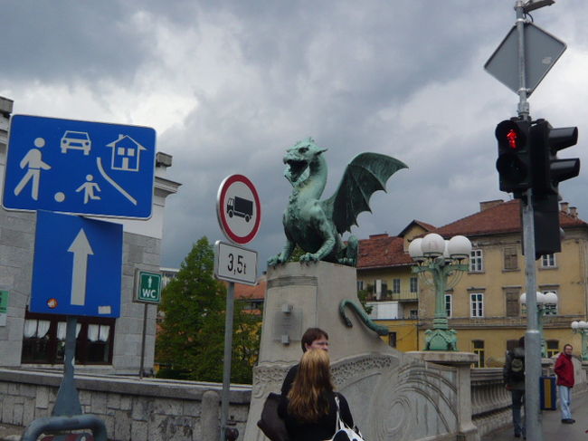 ←◆『竜の橋のドラゴン♪』<br /><br />ドラゴンの周囲はこんな感じで<br /><br />信号機や沢山の標識に囲まれて