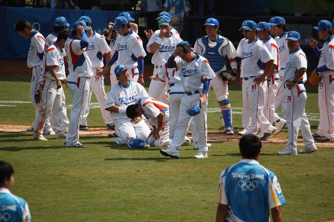 日本は負けてしまいました。<br />韓国のこの喜び方がとても印象的でした。<br />この一戦にかける思いが伝わってきました。