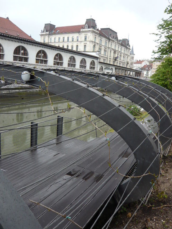 ←◆『竜の橋を渡ると♪』<br /><br />こっち側に観覧席の様なモノが<br /><br />京都の「川床」みたいなモノ？