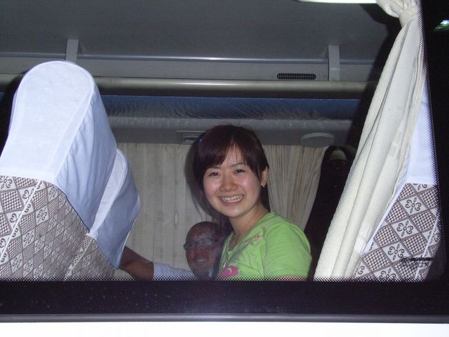 ホテルに戻る前にジャパンタウンに入ってみました。<br />すると卓球の愛ちゃんが。その後ろには柔道の鈴木桂治が。愛ちゃんはちっちゃくて可愛かった。