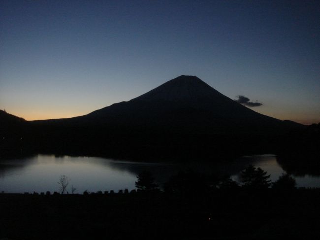 <br /><br /><br /><br />夜明け前の富士山