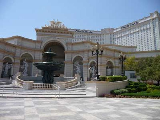 早いものでもう４日目。<br />ベラッジオをチェックアウトして、斜め向かいのホテル、プラネットハリウッドにホテルチェンジです。<br />なぜにホテルと変えるかと言ったら、ベラジオは高いからです(ワラ)<br /><br />でもこのプラネットハリウッドはかなり正解！<br />ストリップからのアクセスは便利だし、バス停は目の前だし、ショッピングモールと直結してるし凄く便利で使いやすい。お勧めかも！<br />ベラッジオは噴水を周って歩いてるだけで疲れるもんね。<br /><br />写真は全然関係ないモンテカルロ。