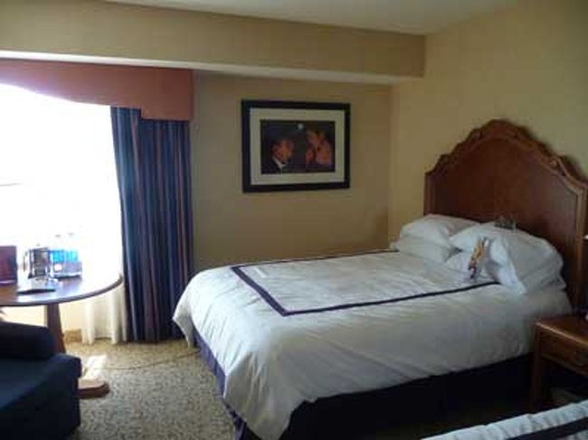 プラネットハリウッドの客室でーす。<br />セミダブルが２つのツイン。<br />ベラに比べれば若干狭いけど使い勝手も良くていい感じ。<br />ミネラルウォーターがサービスで２本ついてます。