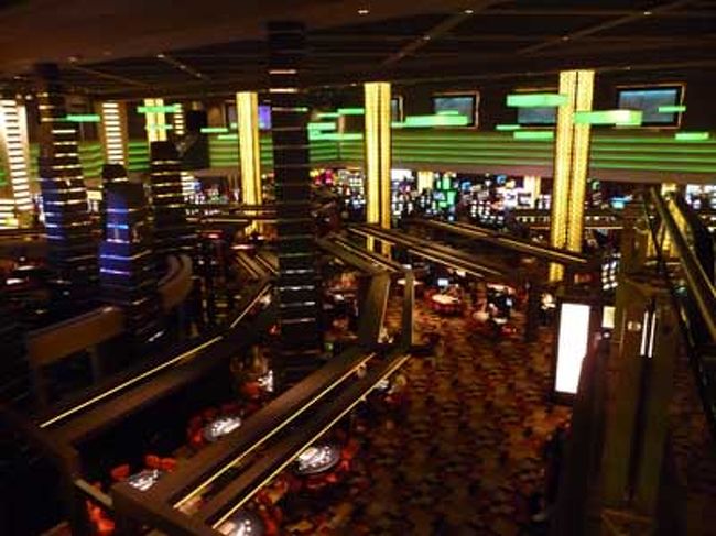 ミラクルマイルスやカジノなどを見て歩きます。<br /><br />プラネットハリウッドのカジノは近代的でまるでナイトクラブ。<br />夜になるとお立ち台でカワイコちゃんがセクシーにくねくねと踊ります。<br />昼間で人が少ないのでこっそり撮影。<br />