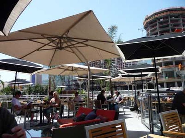 店内はこんな感じ。開放感あって良い。<br />水着の可愛いウェイトレスさんが「ハーイ★」みたいな感じにフレンドリーに接客してくれます。<br />私がいた時間には無かったんだけど、時間によっては<br />ウェイトレスの人気投票なんかもある店だそうです。