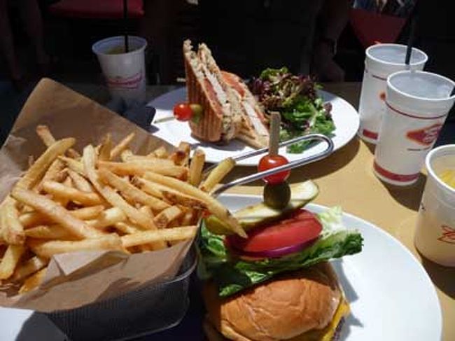 バーガーとパニーニをオーダー。<br />パニーニは美味しかった！<br />ウェイトレスのカワイコちゃんが途中で「どうお？」とか聞いてくる。<br />大変愛想が良いです(笑)<br />これでチップ込み45ドルくらいです。
