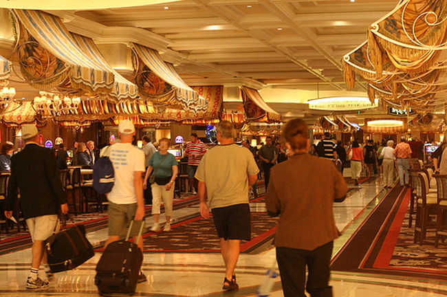 ベラッジオのスロットマシンで旦那すゎんを待たせて念願のミニバカラへ一人参戦。<br />ミニマム２５ドル。よく考えたら安くも無く高くも無いレートなんだけど、<br />最近保守的なので高く感じます。<br />ちなみに夜になるとミニマムは５０ドルにレートアップ。<br />出目が電光掲示板に表示されていくんだけど、赤黒が逆みたいでどうも慣れなくてダメ。<br />ちょこっとだけ勝って終了。<br />女ディーラーさんは英語・中国語・日本語の3ヶ国語を話してました。<br />アジア人に人気のバカラ台だけに語学力はそこそこ必要かもしれないね。