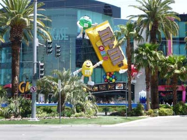 ニューヨークニューヨークのほうに向かってブラブラ歩いてみることに。<br />Ｍ＆Ｍ`sの建物。<br /><br />ウォルグリーンなどにも寄ってコスメのお土産購入♪