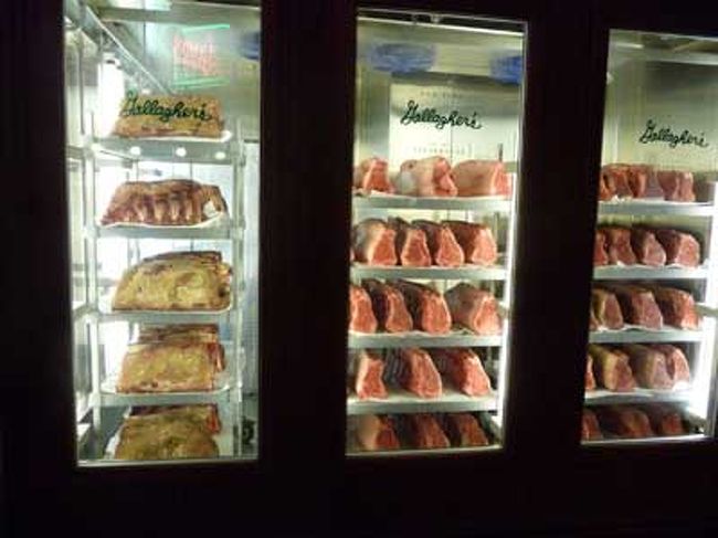 カジノフロアの脇に突然　なぜか肉。<br />やっぱりアメリカは肉って事なんですかね。<br />