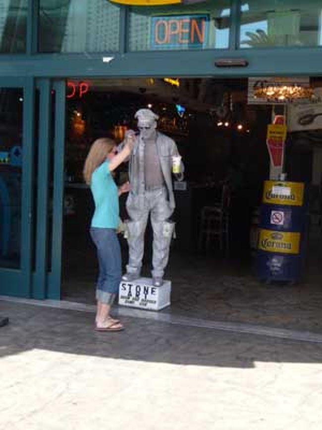 コインをカップに入れると動くパフォーマーさん。<br />私はこーゆーのは内気なんで出来ない人です。<br />そもそも相場が分かりません。1ドルくらいなんですかね？<br /><br />なので他人のを盗み見して楽しみます(笑)<br />足元にＳＴＯＮＥと書いてある通り、石のようにガチゴチ動いてます。<br />手の甲にキスしてくれるようです。