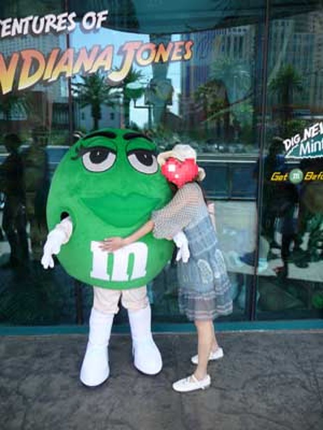 今日のＭ＆Ｍ人形はグリーン。<br />小さいサイズ(の人)で可愛い！<br /><br />プロの仕事に文句をつける気はありませんが、<br />なぜ眉毛があるのか、とか<br />この口はこれが完璧な位置なのかとか凄く気になります。