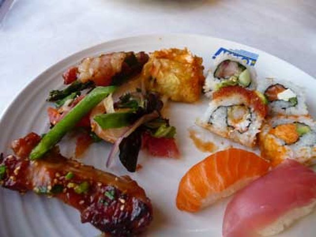 ディナーはプラネットハリウッドの和風バフェ「ＴＯＤＡＩ」へ。<br />まずは一皿目〜。<br />カリフォルニアロールの種類がいっぱいで、大きさも小さくて食べやすい。<br />