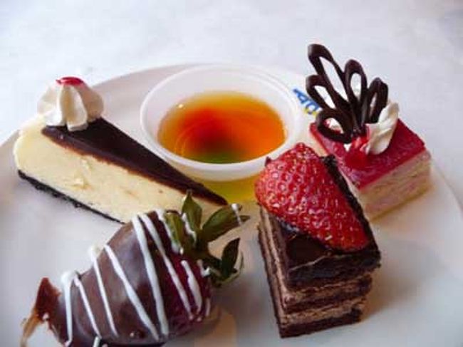 デザートは別腹とはよく言ったもので。<br />可愛いデザートがいっぱいで思わずこんなに･･･。<br /><br />クレームブリュレもすっごく美味しかったです！<br /><br />もっとゆっくりしたかったけど、<br />予約していたショーの時間が迫っているため、急いで移動。