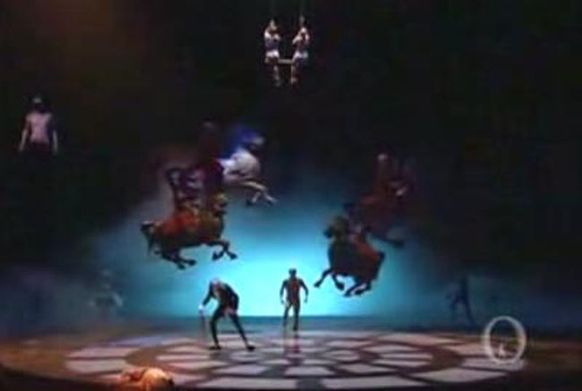 楽しみだったシルクド・ソレイユのＯ(オー)。<br />２階最前列、真ん中のリミテッドビューを３ヶ月前から予約してました。<br />Seat: Level O, Section 203, Row O, Seat 1-2(LIMITED VIEW)　です。<br />(視界に柵などがあって、ちょっと見えにくいため1人100ドルと格安の席)<br />リサーチどおり、鉄柵なんてほとんど気にならない良席！！<br />目の前に大きな外人さんに座られてしまうリスクを考えれば、最前キープは重要かと。<br /><br />ショーは、本当に同じ人間が演じてるのか不思議なほど幻想的で異世界に連れて行ってくれます。<br />舞台の装置、衣装、ライティングでまるで夢の中の映像を実体化してるみたい。<br />素晴らすぃ1時間半のショーでした。<br />(写真は撮ってません)