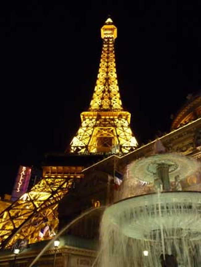 ショーも終わって夢見心地のまま、次はパリスのエッフェル塔に登りまぁす。<br />