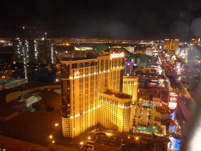 ストリップが一望できます。ネオンがいかにもラスベガス！<br />手前の金ぴかに光ってるのは私たちの泊まってるプラネットハリウッドこと通称ＰＨです。<br />ちなみにここパリスの隣のホテルがＰＨなわけですが、<br />この距離感(笑)<br /><br />ホテル間を歩いてるだけで疲れちゃうんですよ･･･。