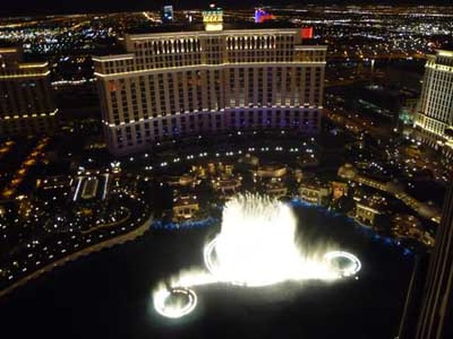 上から見るベラッジオの噴水も、とってもキレイ。<br />本当にラスベガスは大きくてキラキラした街ですわー。<br />スロットをちょこっと遊んで部屋に戻って４日目終了〜。<br /><br />5日目に続く。。。