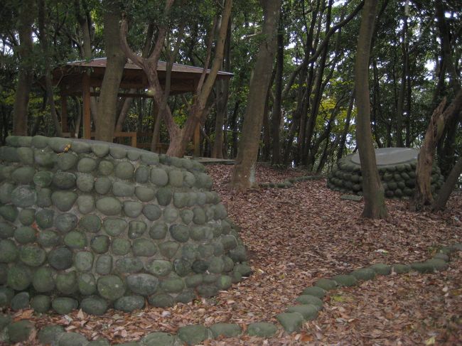 島の伝説によると合わさりあう二つの岩は、男女を表してしているのだとか。