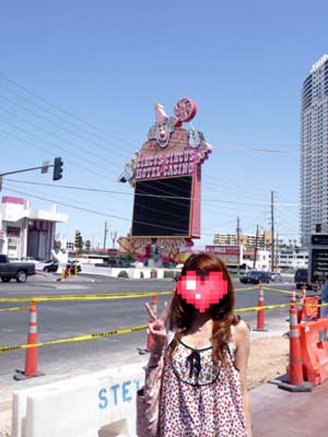 旦那すわんもバカラに挑戦する気になってくれたので、ミニバカラ目指してレートの低そうなサーカスサーカスへ。<br />でもあいにくバカラは見つかりませんでした。<br />天気がよくて暑そうに見えるけど、実際はカラっとしててかなり快適です。<br />建物内では冷房が効いているので羽織が必要な感じ。