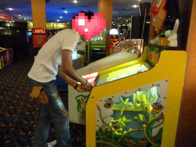 せっかくなのでサーカスサーカス内の古き良きゲーセンでちょっと遊びます。<br />何げに真剣･･･<br />