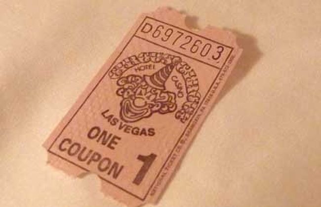 ゲームで遊ぶと得点分のチケットがズルズルーっと出てきて、その点数によって<br />景品がもらえるシステム。