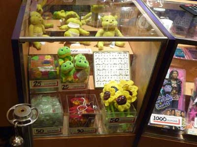 景品はこんな感じでのどから手が出るほど欲しいものばかりです。ｺﾞｸﾘ･･･<br /><br />50点ぶんしか稼げなかったので、下のフラワーをゲトしました！<br />今はフェレットのケージに飾ってます。<br /><br />サーカスサーカスを出て、なおもミニバカラを求めてカジノを尋ね歩いたところ、カジノのディーラーさんから「フラミンゴにあるよ」との情報をゲット。<br />早速行ってみると、ありましたよー。ミニマム１０ドル。これだ！(´Д`) <br />初めてバカラをやる旦那すゎんもなかなか楽しんでくれたようです。<br />私は100ドル勝ち、旦那すゎんは200ドル勝ち。ミニだし十分じゃないでしょうか(笑)<br />しつこいですがギャンブルで大事なのは、小勝ちを続けることです。<br />この後スロットも好調で、小金を稼ぎましたよ。<br /><br />余談ですが、私達がラスベガス滞在中の5/7に、メガバックスが火を噴き、ジャックポットが出たそうです。<br />良いナー。