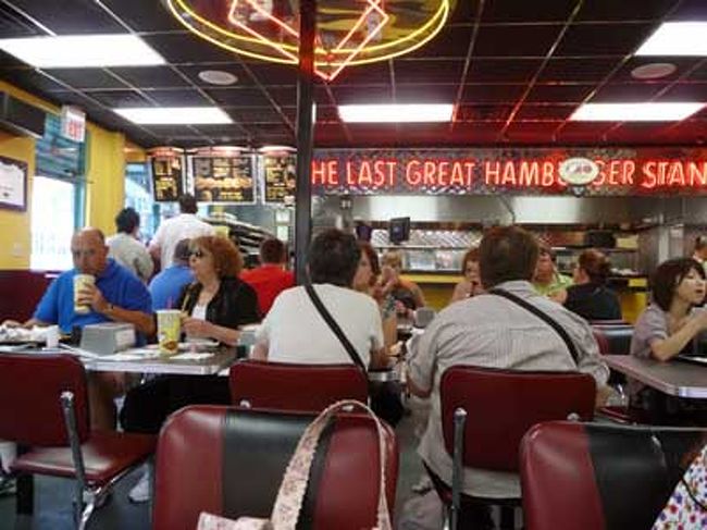 バカラのせいで遅くなった昼食は手軽にファットバーガーで。<br />外国はどこもそうだけど、ファーストフードの店員の態度が投げやりでちょいと怖いです。<br />前にどこかで聞いたんだけど、「安いバイト代なんだから接客が雑なのは当たり前」だそうで。<br />日本のマク○ナルドに外人さんが行くと、「なぜマクドナルドなのにホテル並みの対応なんだ、日本はすごい」らしいです。<br />言われてみればその通り！時給は最低賃金に近いですよね。