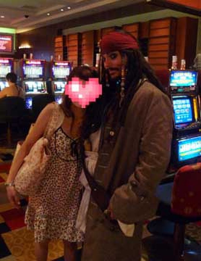 夕方、お土産を置きにプラネットハリウッドに戻ると、スロット台になんとあの人が･･･！！<br /><br />あぐあぐしながら思わず聞いてしまいました。<br /><br />「アーユー　ジャック・スパロウ？！？！」<br /><br />そしたら例の口調で<br /><br />「イエぁ」<br /><br />なんと･･･！<br /><br />間違いない、本物！！！　(本人もそう言ってるしね？)<br /><br />さすが(プラネット)ハリウッド･･･！<br /><br />とにかく似てましたよ。動揺してしまい詳しく聞けなかったけど、<br />なんのために居たんだろう？ただのコスプレ？ホテル側の人？イベントでもあるの？<br />意外にも周りに人とか居なくて一人孤独にスロットやってたのも謎(笑)<br />みんなもっと構ってあげて！