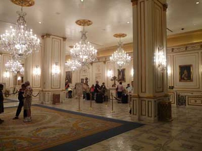 ついにラスベガス・ラストナイトです･･･。<br />ディナーは美味しいと評判のパリスで。<br />写真はパリス内です。きらびやか〜。