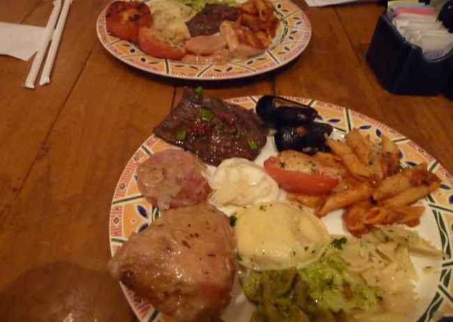 パリスのバフェには19時とゆう一番混む時間に行ったせいか15分ほど待ち。<br />選んだもの全てが凄く美味しかった！これが食べ放題とは感動です。<br />でも小食なうちらはきっとアメリカ人の半分も食べてないと思います。<br />