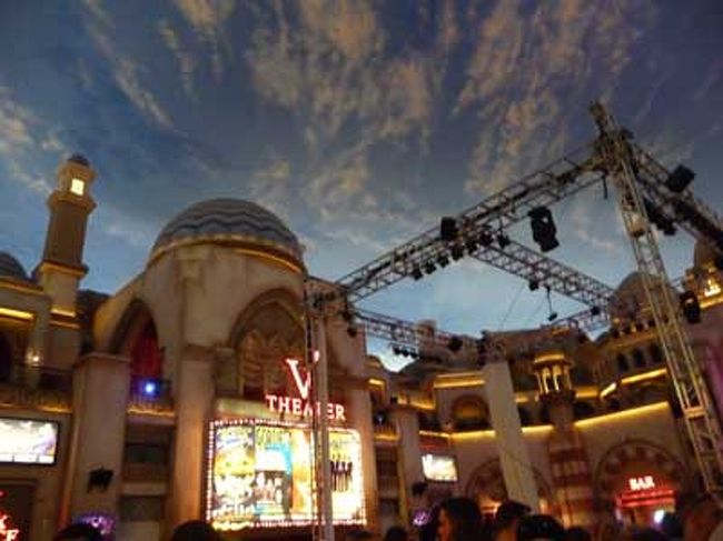 食後はミラクルマイルス内のＶシアターにてショーを観ました。<br />これは当日の朝でもチケット購入が可能だと思います。<br />私達は正規料金で買ってしまったけど、ＴＩＸ4で安く買うのが正解でしょうね。<br />ここは指定席では無いので、少しでも良い席をゲットするためには<br />開演より早めに行って並んでおく必要があります。<br />私達は30分早めについたんだけど、既に大勢並んでいたので、中ほどの席になりました。場内は結構狭いです。<br /><br />ショーの内容はとゆうと、ＭＣがパフォーマーを紹介していく流れ。<br />マジックから肉体系のアクロバット、モノマネなどなんでもありで<br />いかにもアメリカンなエンターテイメントショー。<br />パフォーマーが１０〜１５分きざみくらいで次々に変わるので飽きさせません。<br />オーのアクロバット顔負けのパフォーマンスもありましたよ。<br />お客さんは楽しむ事に非常にポジティブで、リアクションも大きい。<br />大きなショーはお客さんは基本は見てるだけですが、<br />この「Ｖ」はお客さんの歓声があっての舞台でした。<br />英語でわからない部分も多かったけど、笑えたし楽しかった！