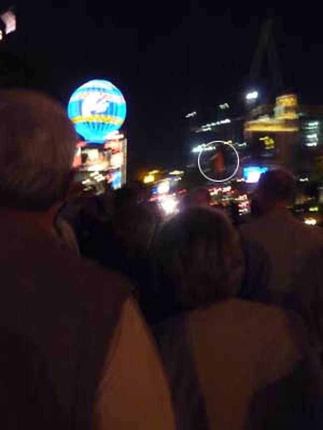 ショーも終わったし、またストリップをぶらぶらします。<br />前方に白人さんの団体を発見。<br />先頭の方が赤い旗を持って引率しています！<br />こうゆう団体は日本人やアジア人だけってゆうイメージが強かっただけに新鮮。<br />むしろ最近は日本人の旗もち団体客はあまりみかけない気さえしますが･･･。