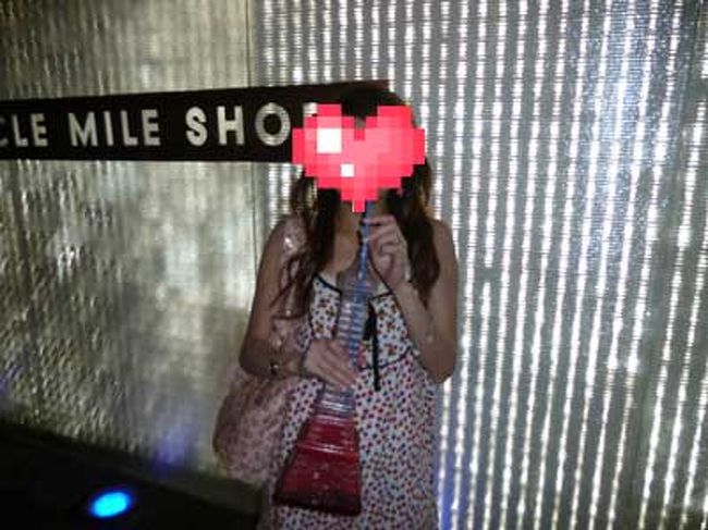 パリスのエッフェル塔の下のバーで売ってるタワー型のカクテル。<br />この大きさ！！　アホらしいサイズです。<br />中身は３，４種類から選べるシステム。お値段は１４ドルくらい。<br />ストロベリーダイキリにしました。フローズンで美味しいです★<br />でも早く飲まないと分離してしまうのがネック。<br />いよいよ明日は帰国です。寂しい･･･。 